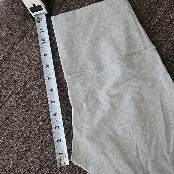 Lululemon Gray crops, Size 6 - Picture 5 of 9